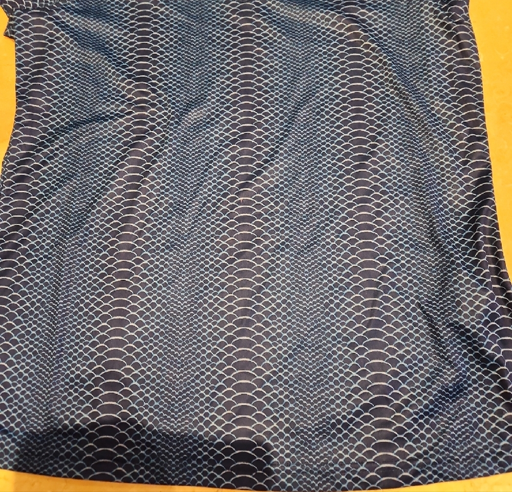 Under Armour Blue Scaled-Pattern V-Neck Performance Tee - Picture 4 of 10